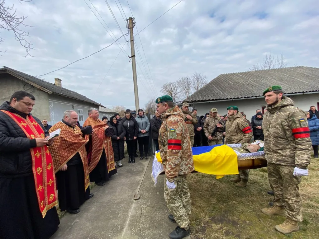 Похорон українського військового з прапором України