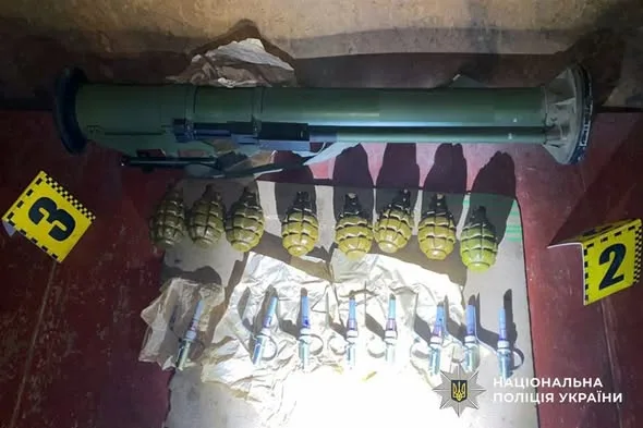 Вилучена зброя та гранати поліцією України