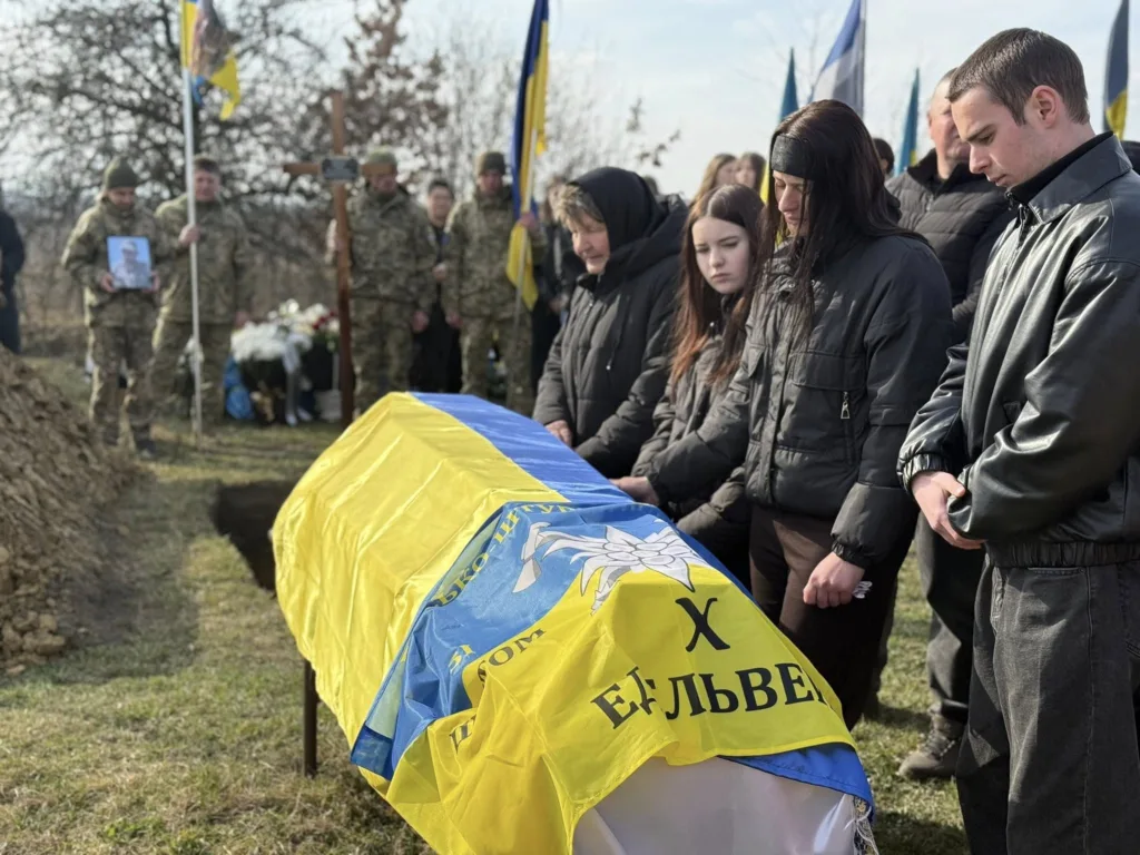 Похорон українського військового з прапором України