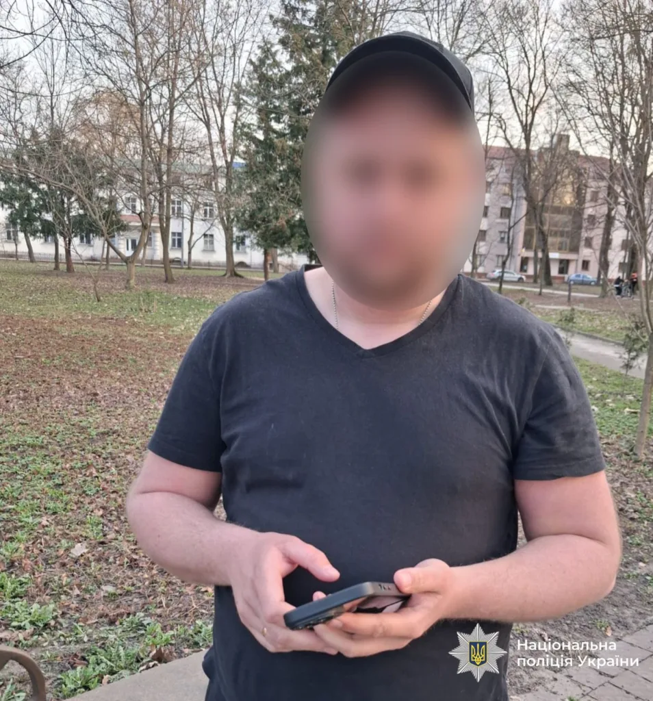 Чоловік із телефоном у парку