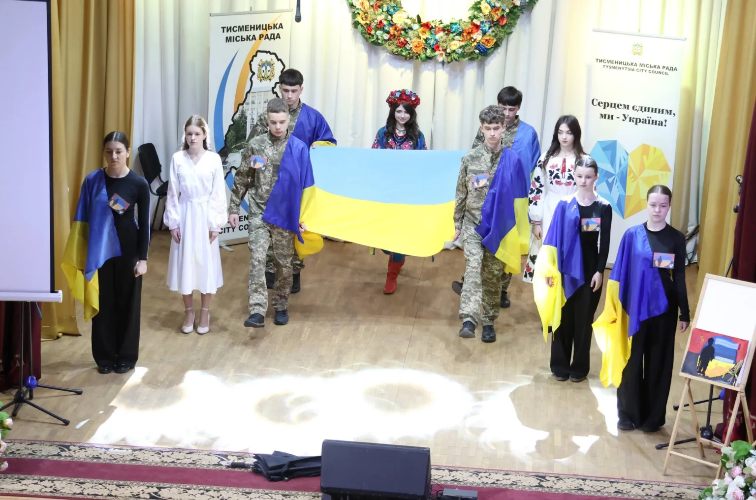 Учні несуть український прапор на шкільному заході