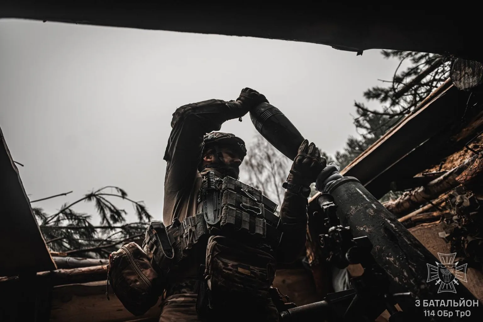 Військовий заряджає міномет у польових умовах