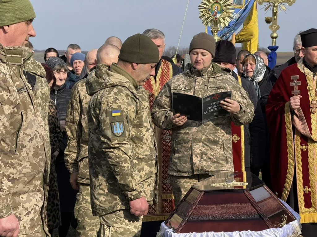 Військові та священники на церемонії прощання