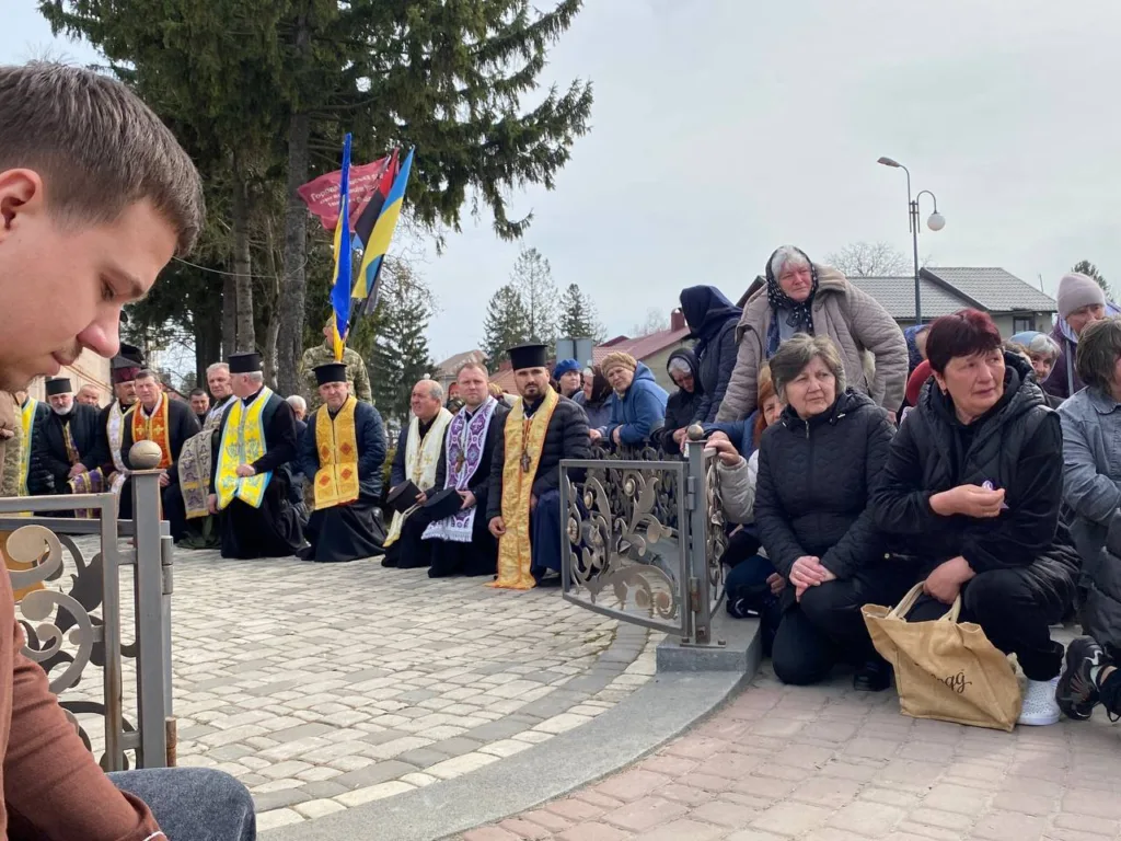 Люди та священники моляться на вулиці України