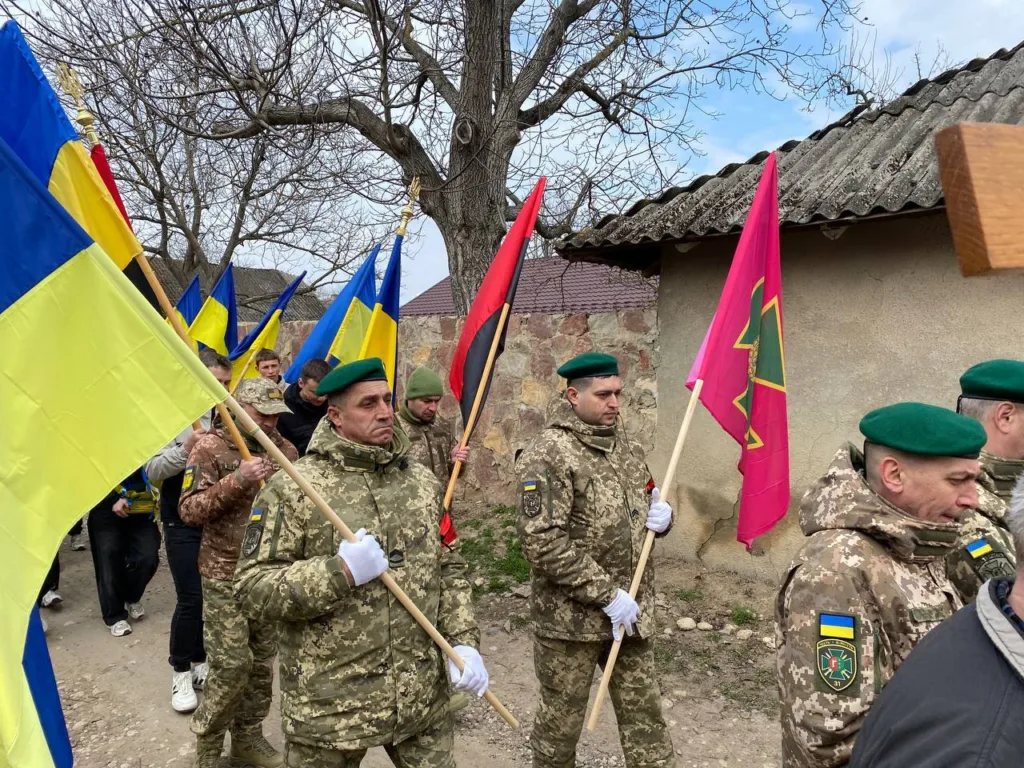 Українські військові з прапорами під час маршу