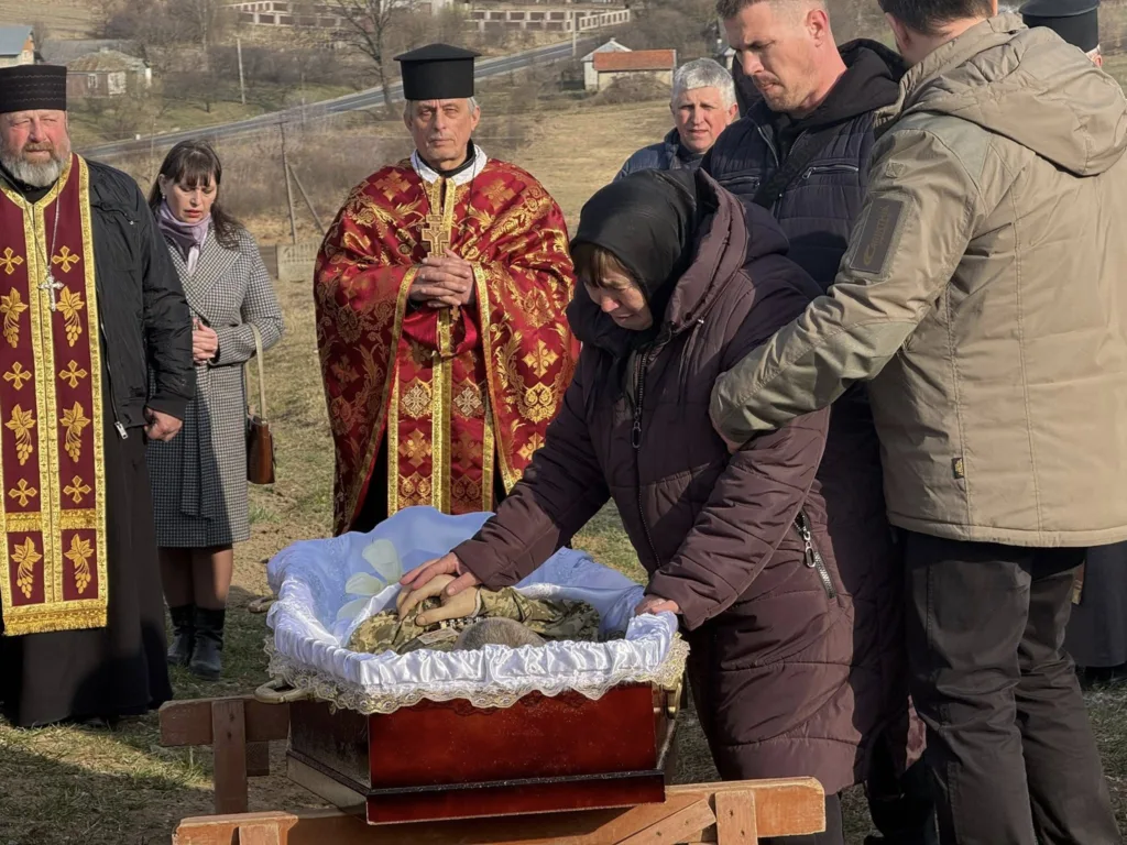 Люди прощаються із загиблим на похороні