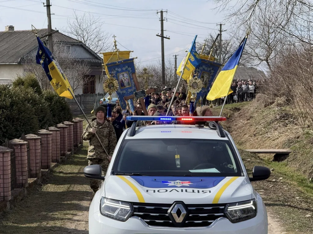 Поліцейський ескорт веде українську релігійну ходу