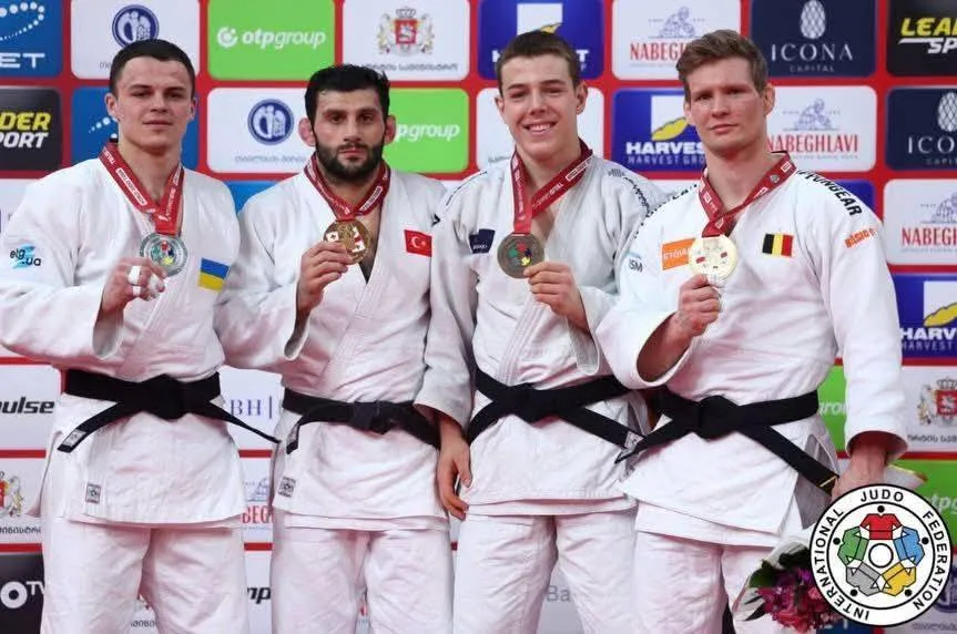 Дзюдоїсти з медалями на подіумі змагань