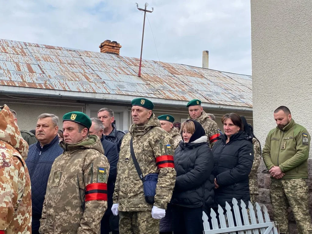 Українські військові та цивільні на церемонії