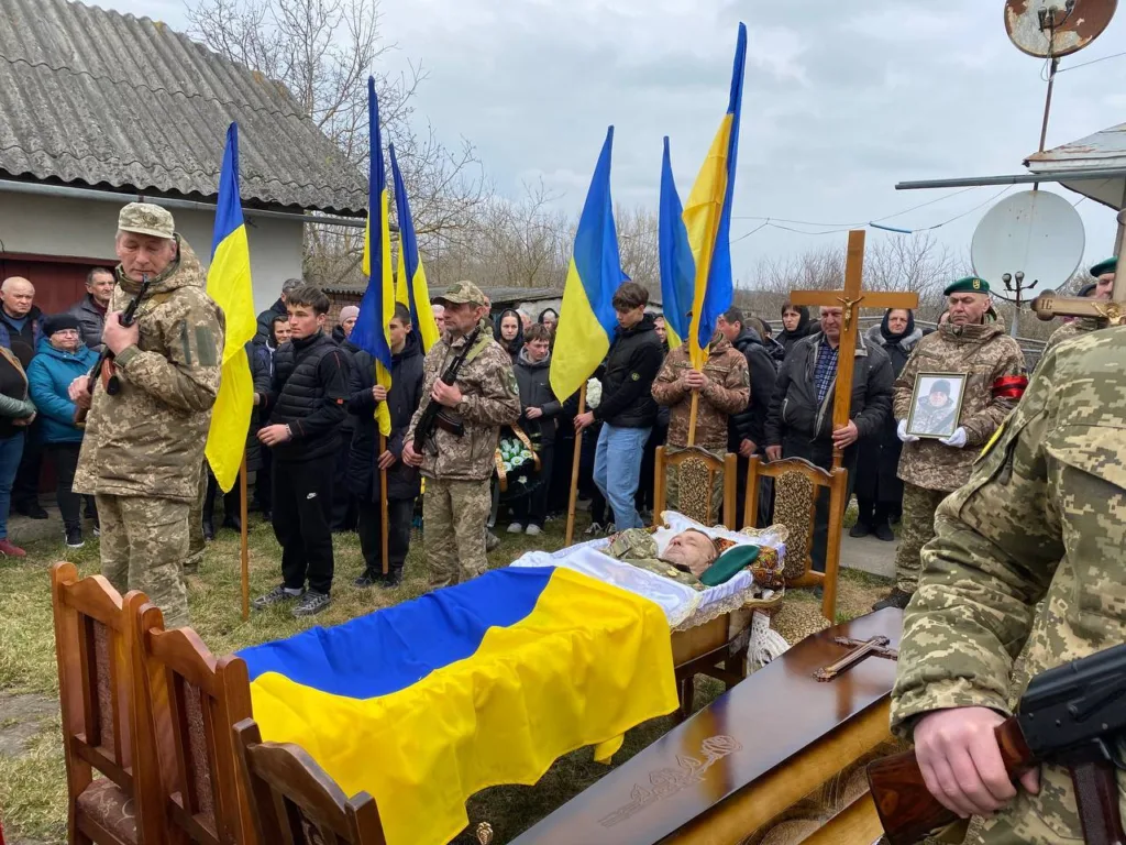 Похорон українського військового з прапорами України