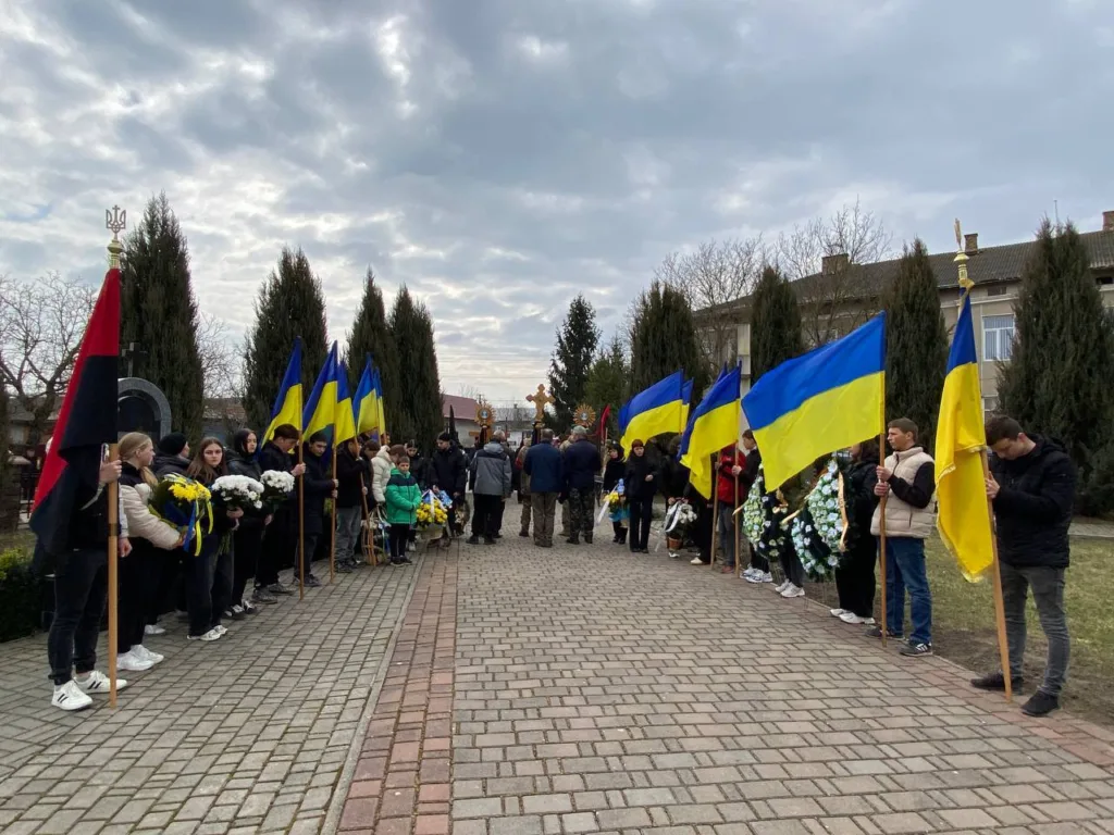 Люди з українськими прапорами на вулиці