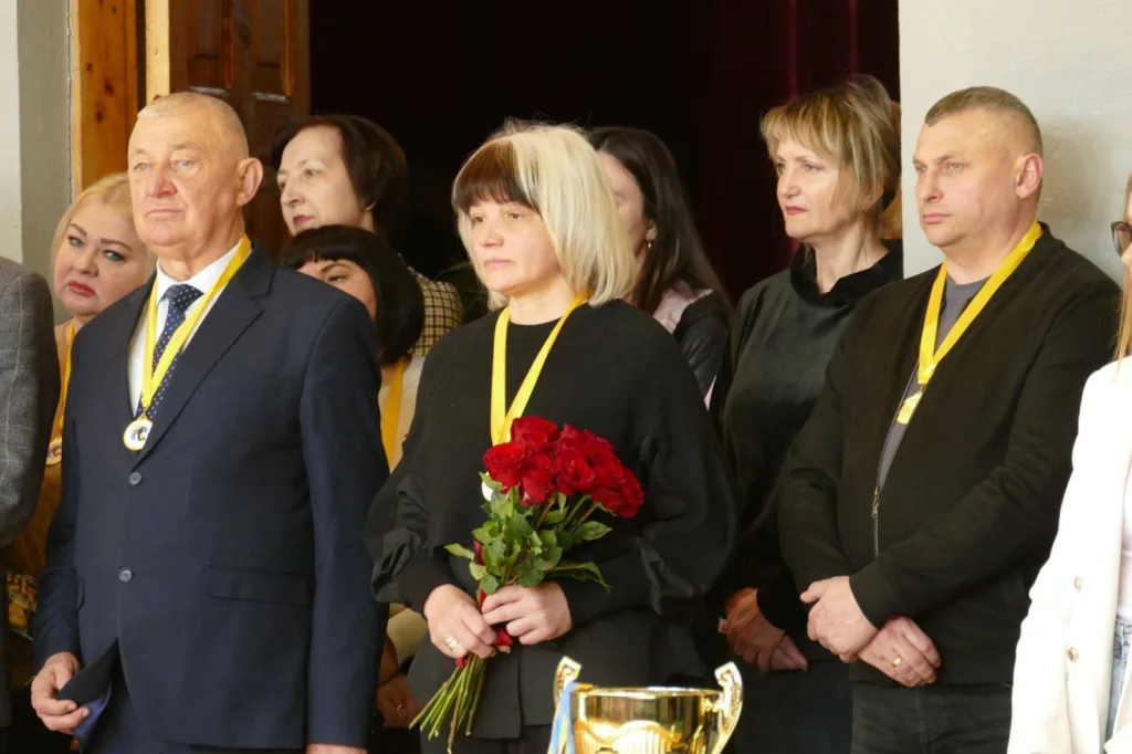 Люди з медалями на урочистій церемонії нагородження