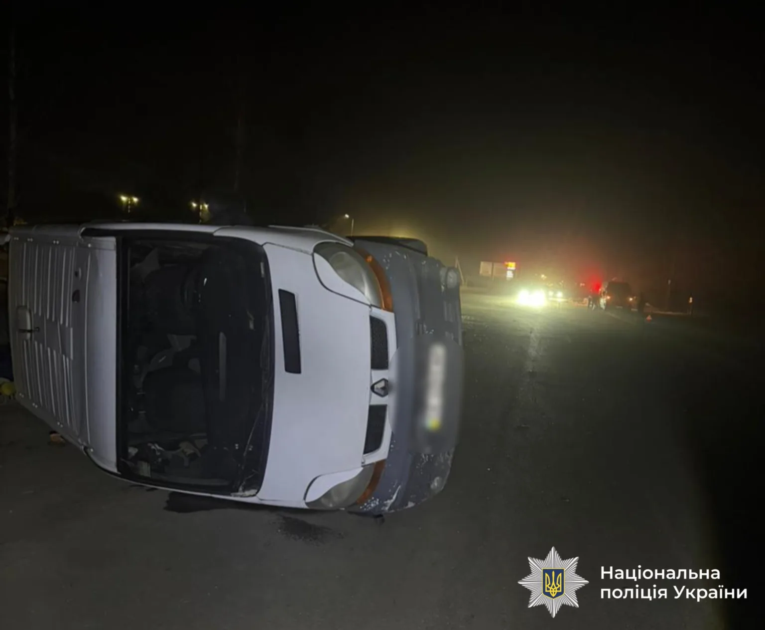 Перекинутий автомобіль на нічній дорозі