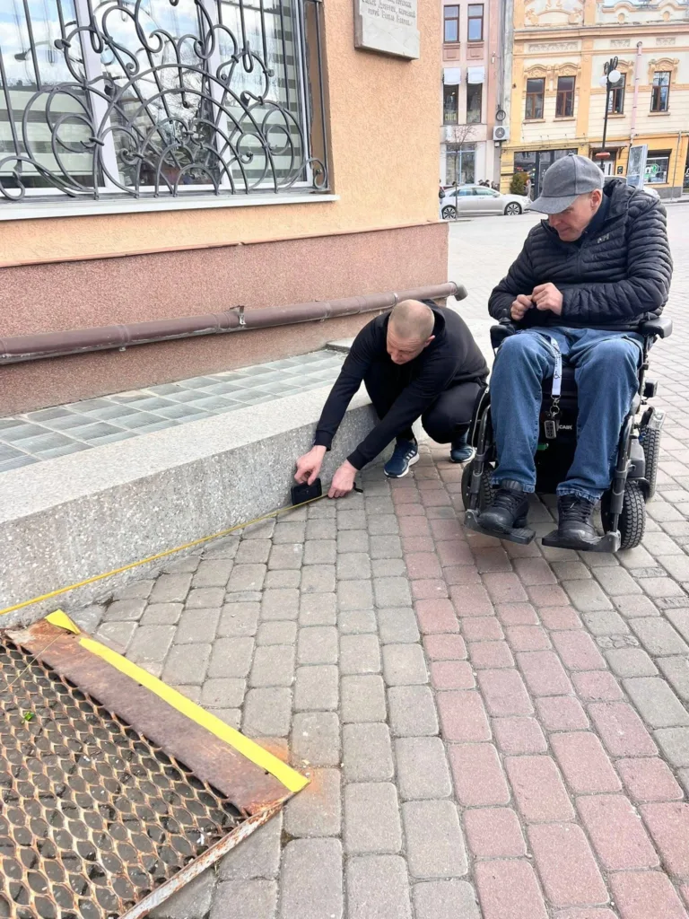 Вимірювання доступності пандуса біля будівлі