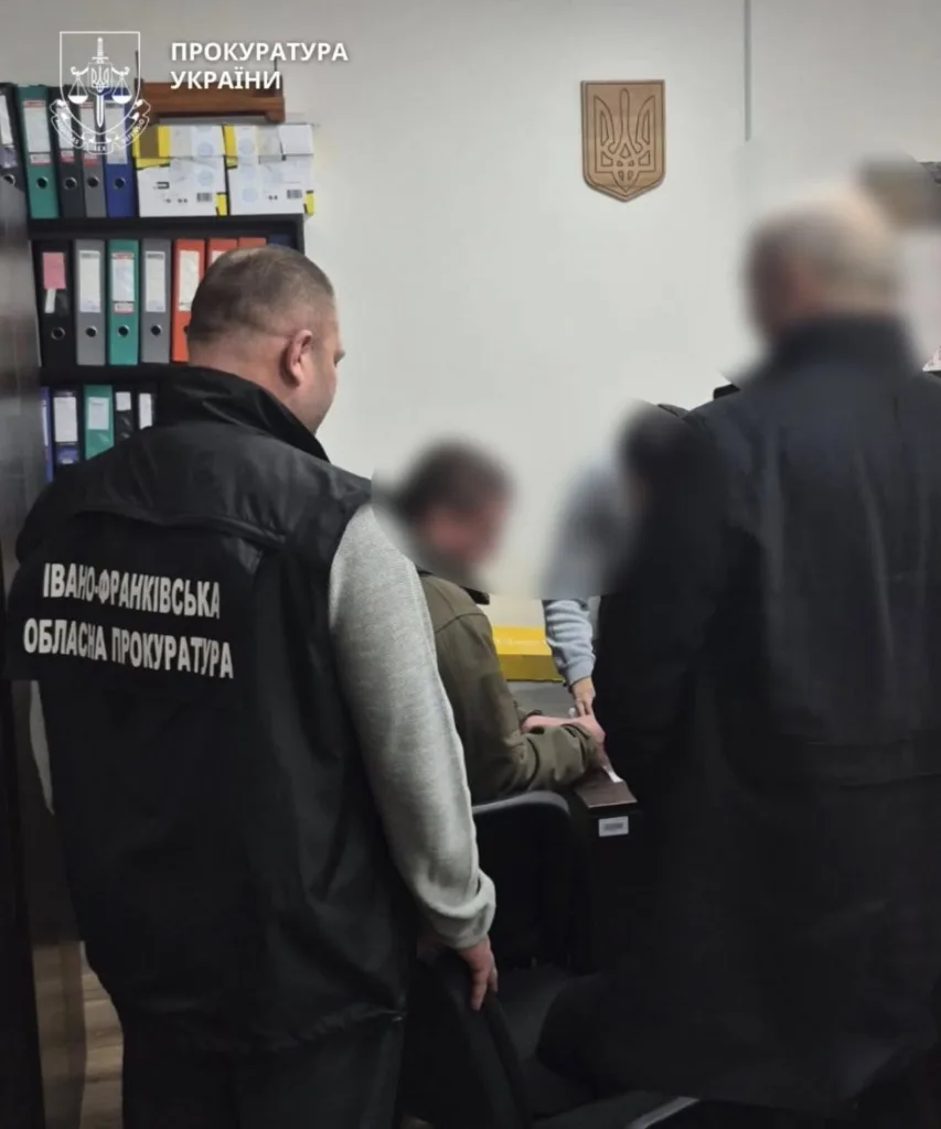 Працівники прокуратури Івано-Франківська під час слідчих дій