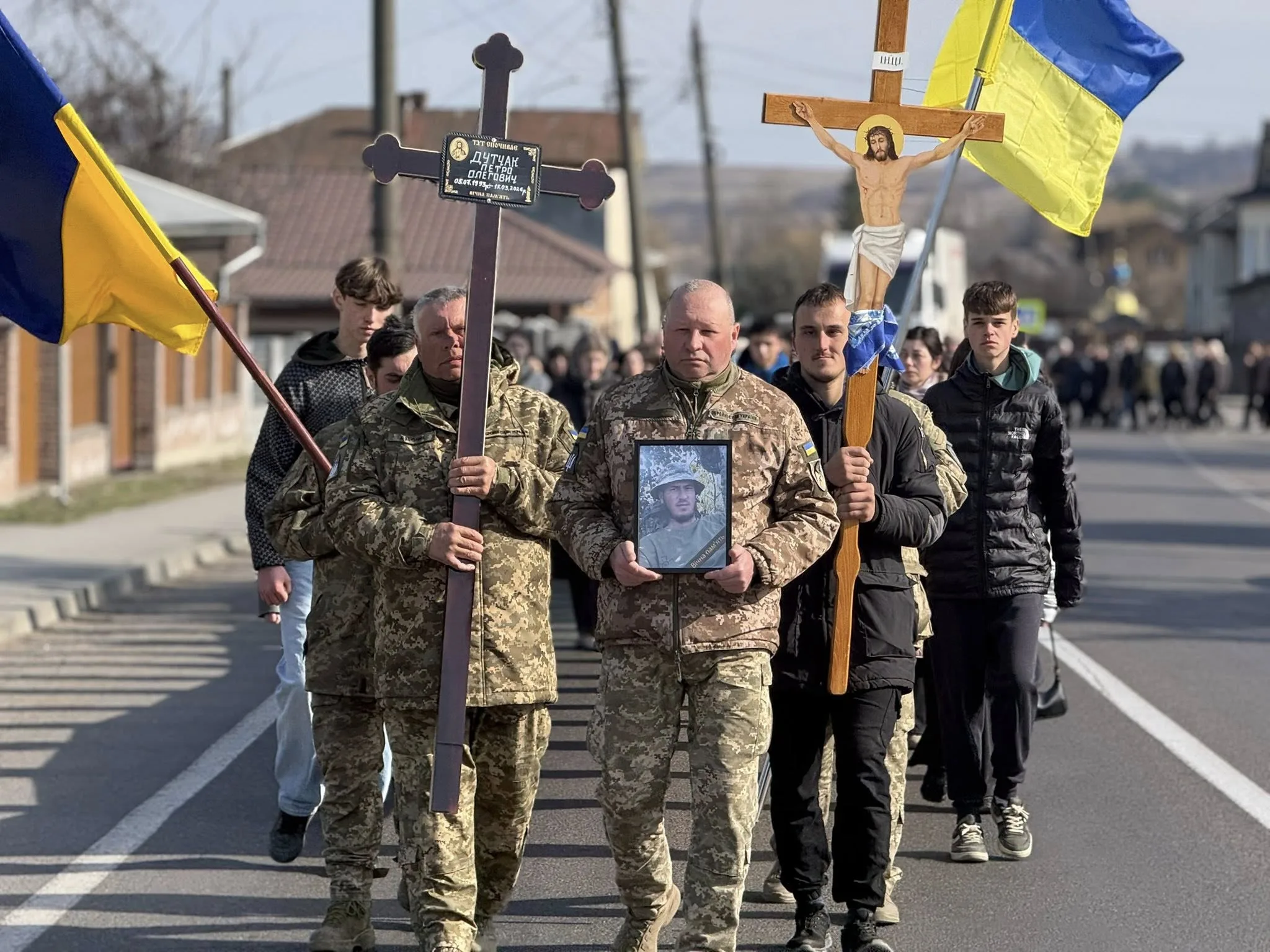Процесія з українськими прапорами та військовими