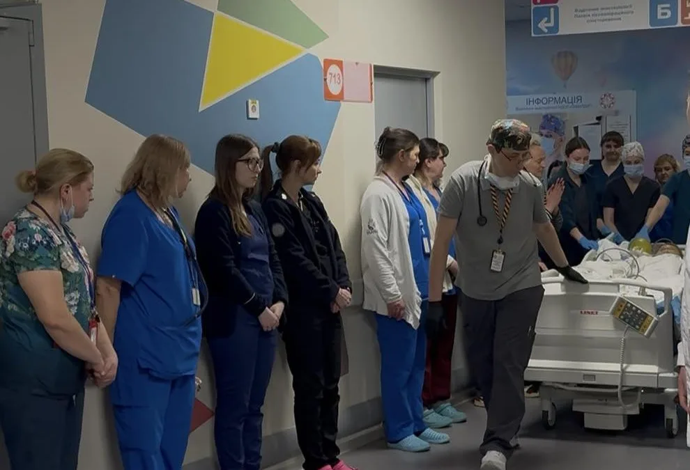 Медичний персонал супроводжує пацієнта в лікарні