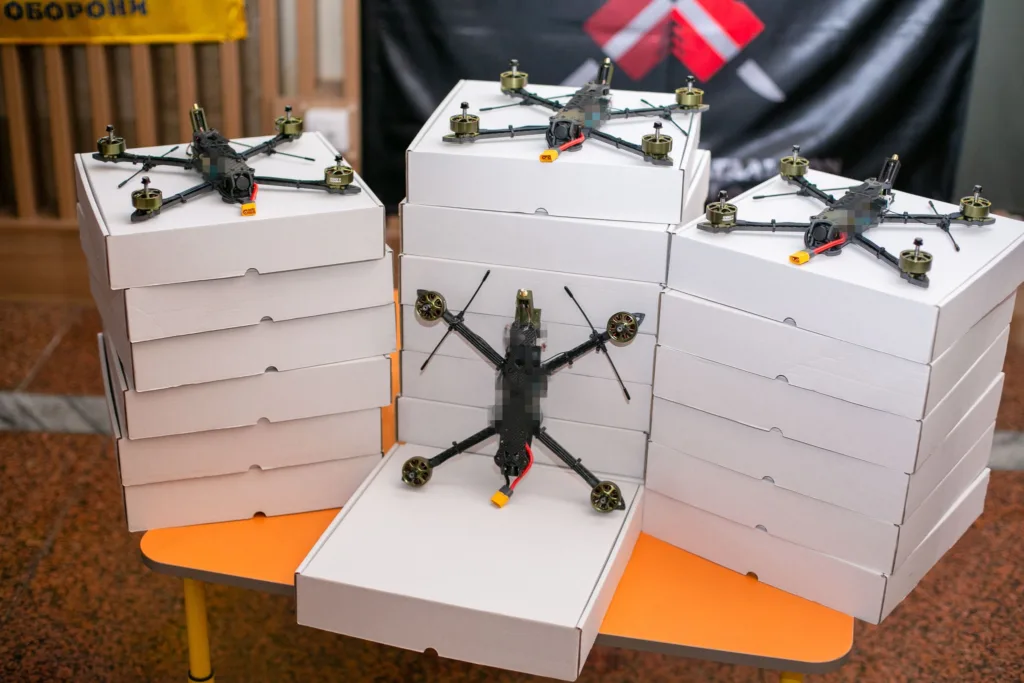 Дрони на білих коробках готові до доставки