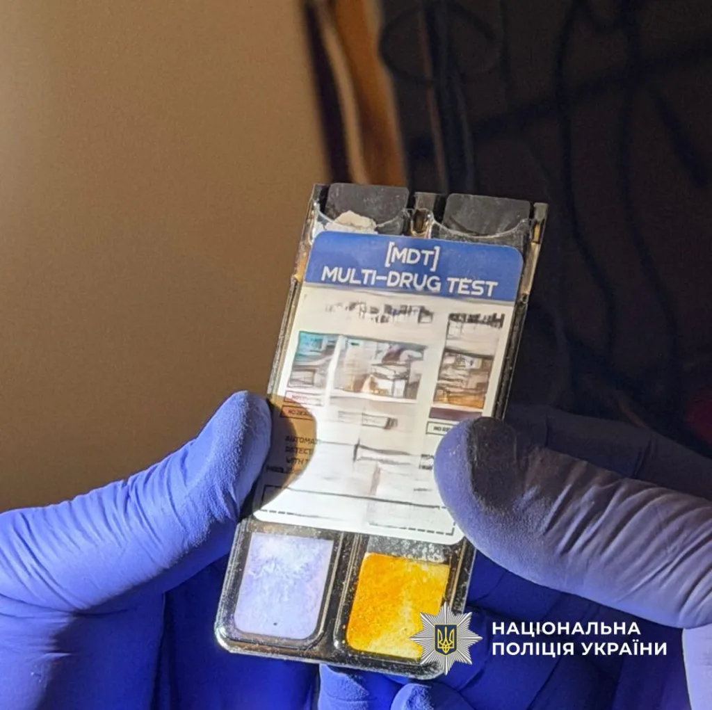 Поліція тримає тест на наркотики MDT