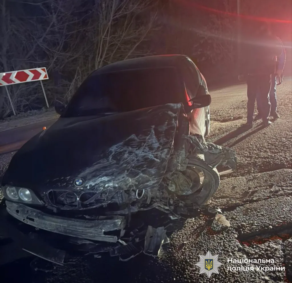 Пошкоджений автомобіль після ДТП вночі