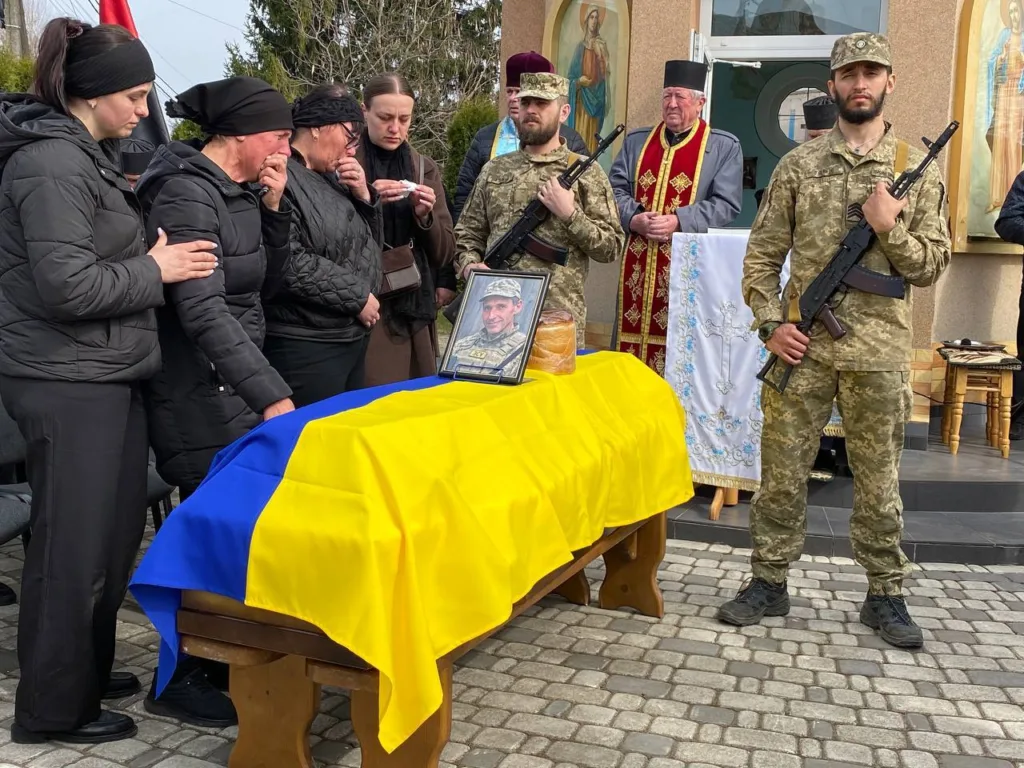 Похорон українського військового з прапором України