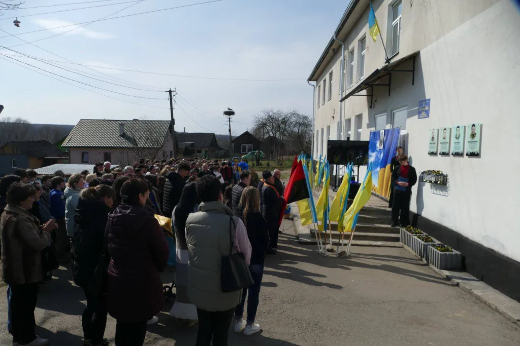 Мітинг біля школи з українськими прапорами