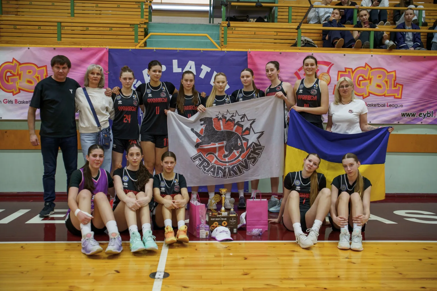 Жіноча баскетбольна команда Франківськ після гри