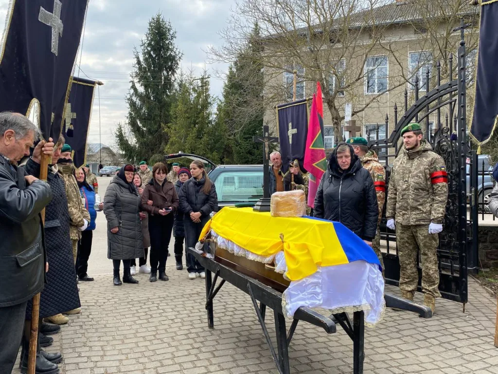 Похорон українського військового з прапором України