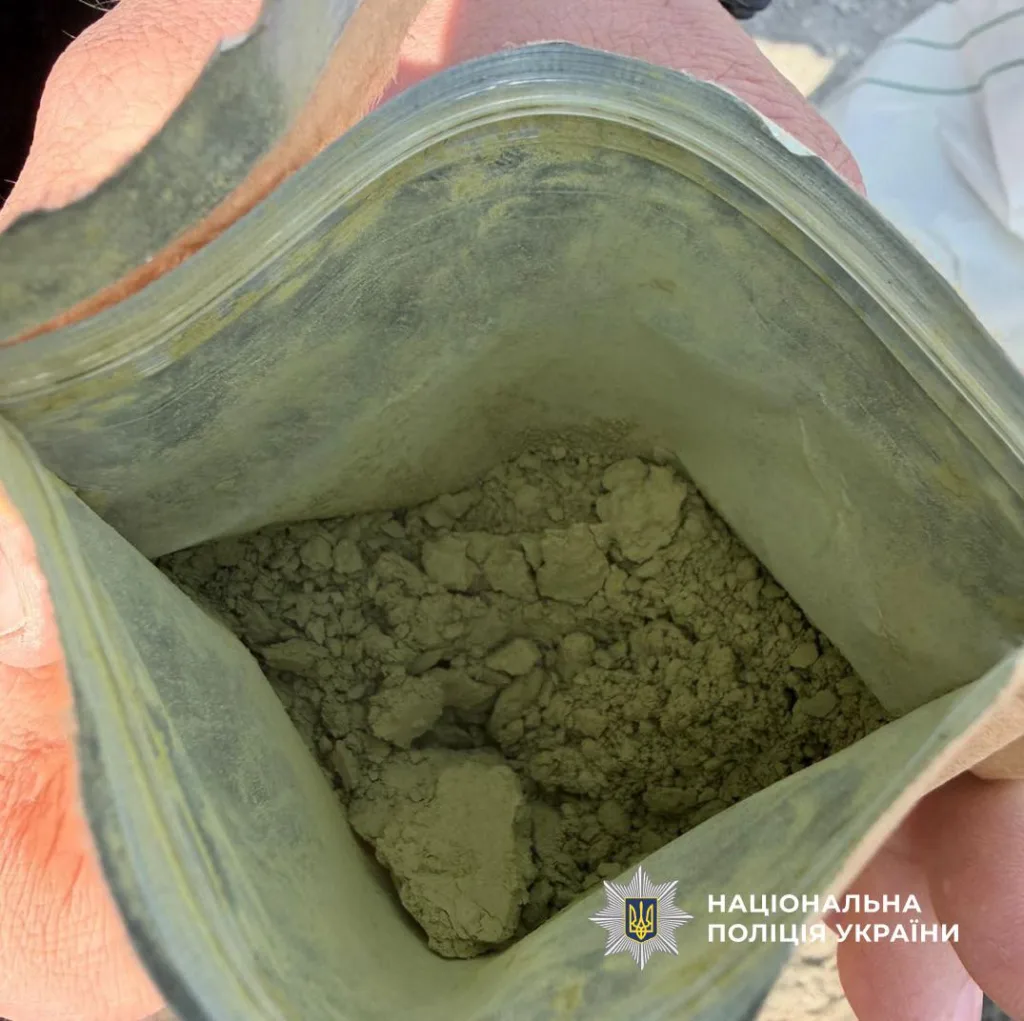 Порошок у пакеті від Національної поліції України
