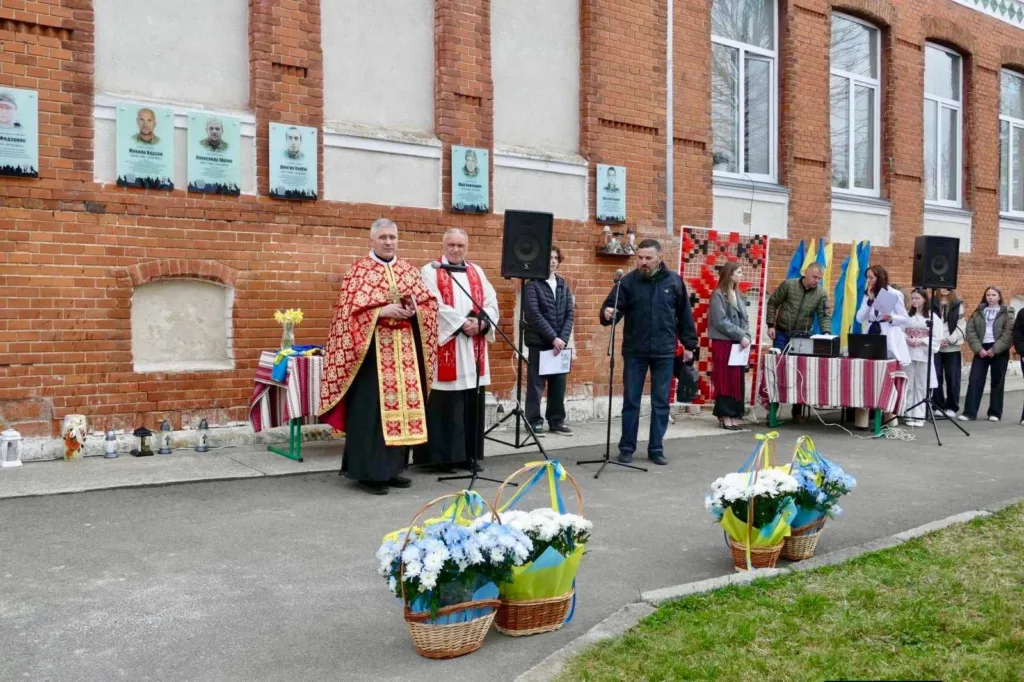 Церемонія вшанування пам’яті біля школи в Україні