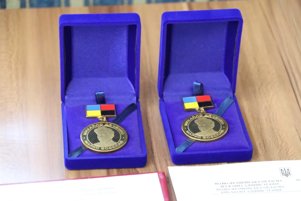 Дві медалі у синіх футлярах на столі