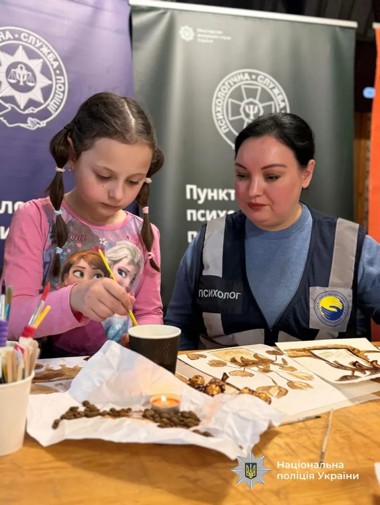Психолог поліції допомагає дитині малювати