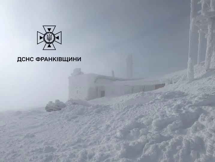 Засніжена будівля у Карпатах, рятувальники Франківщини