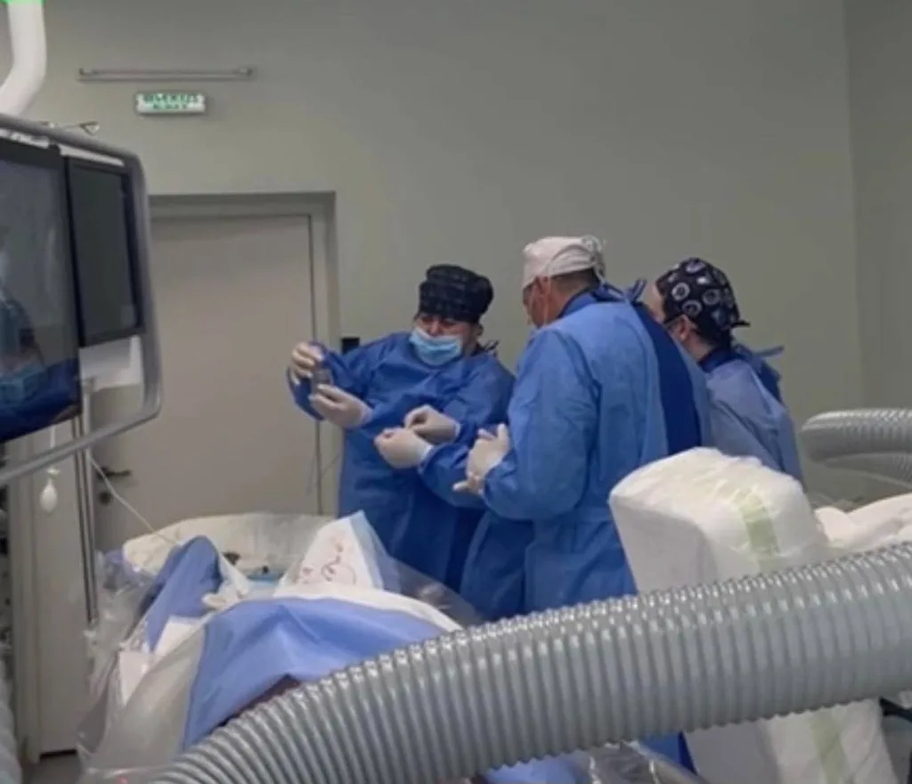 Лікарі проводять операцію у хірургічній кімнаті