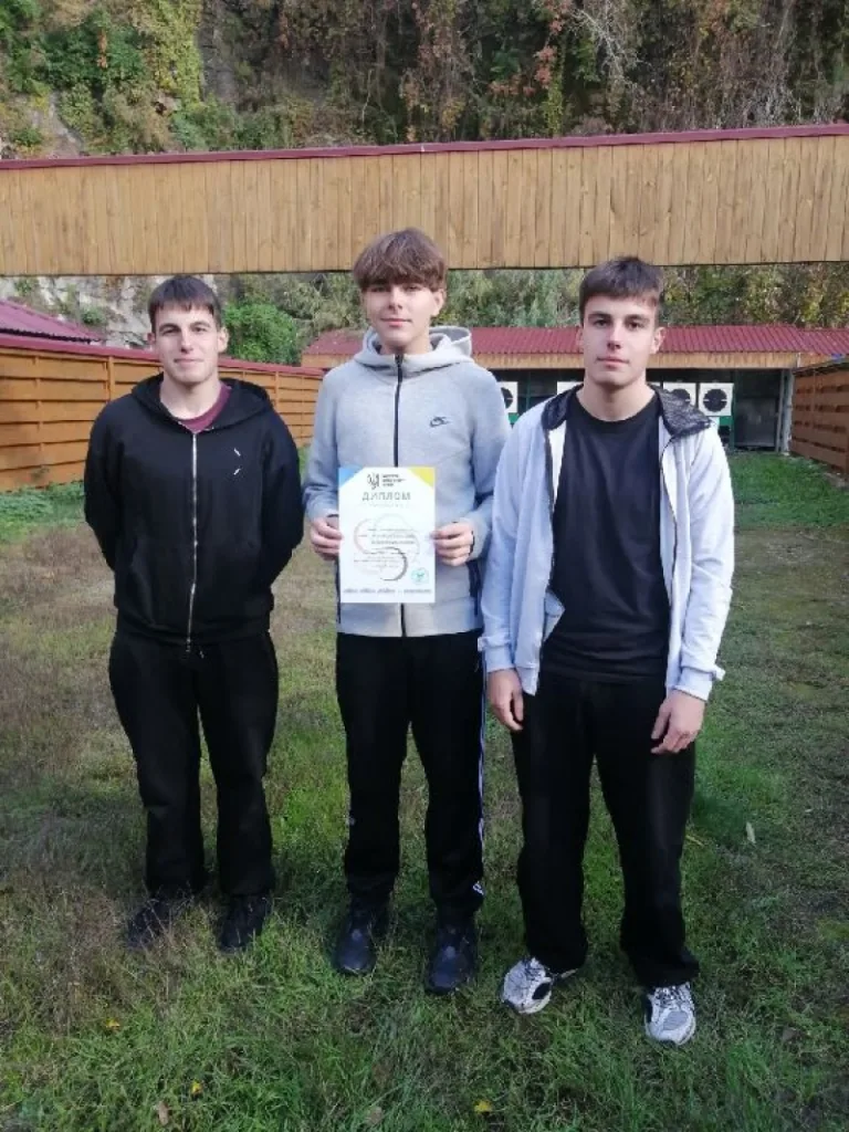 Троє юнаків з дипломом на вулиці