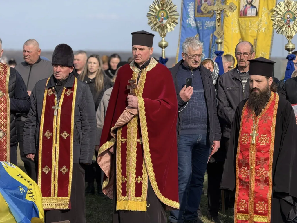 Священники під час релігійної церемонії на відкритому повітрі