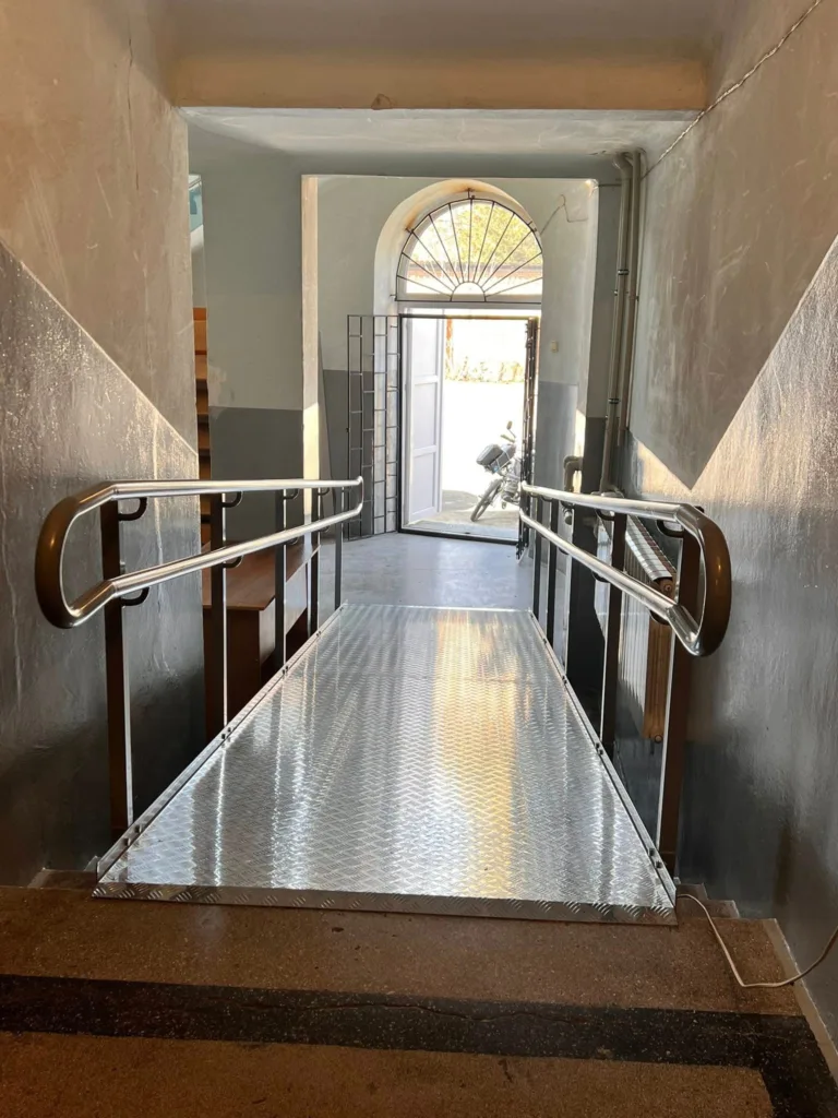 Металевий пандус з поручнями у під'їзді будинку