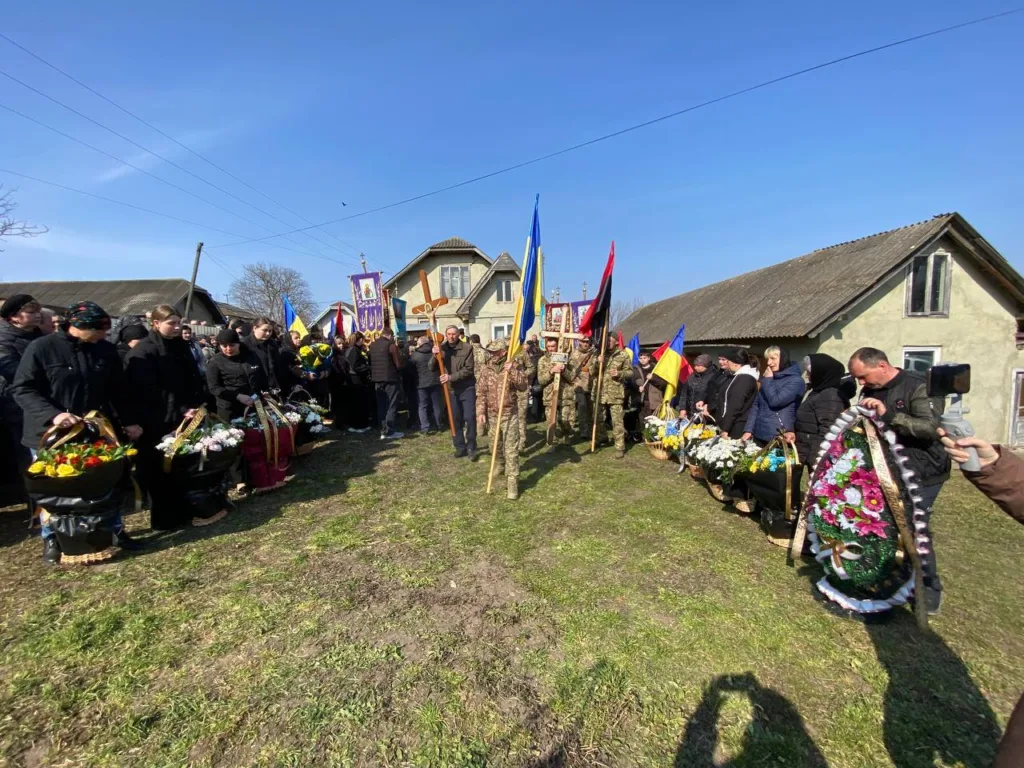 Похоронна церемонія з прапорами та військовими