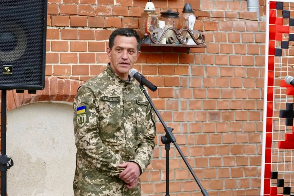 Український військовий виступає перед мікрофоном