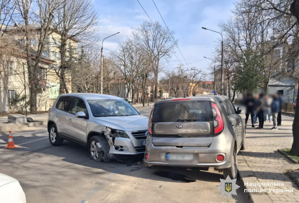Дорожньо-транспортна пригода двох автомобілів у місті
