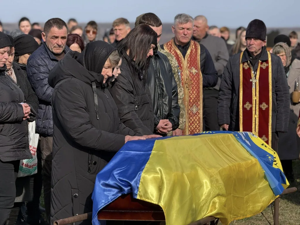 Похорон військового із прапором України