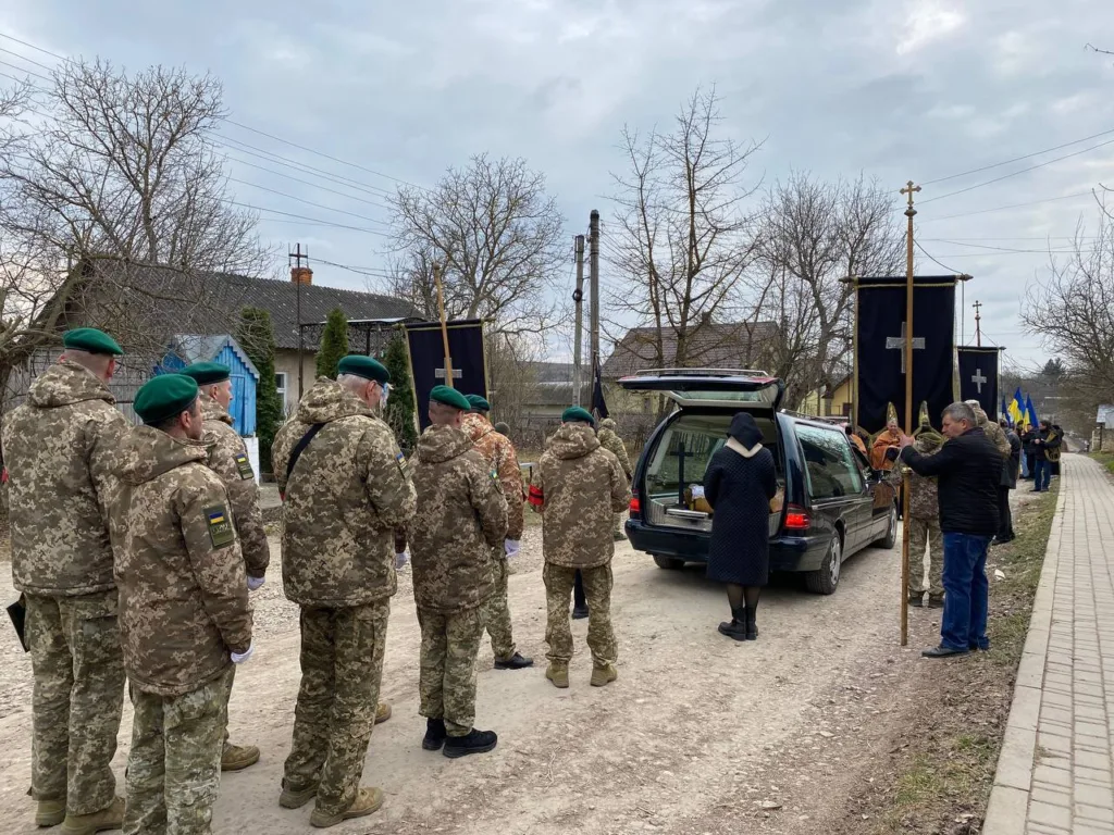 Військові проводжають загиблого побратима з почестями