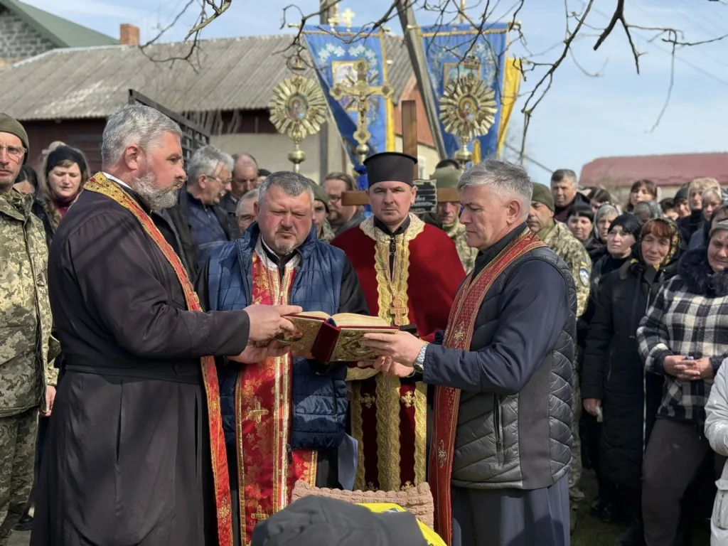 Священники проводять молебень на відкритому повітрі