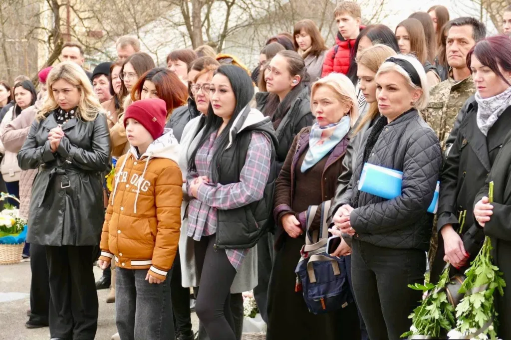 Люди зібралися на вулиці для вшанування пам'яті