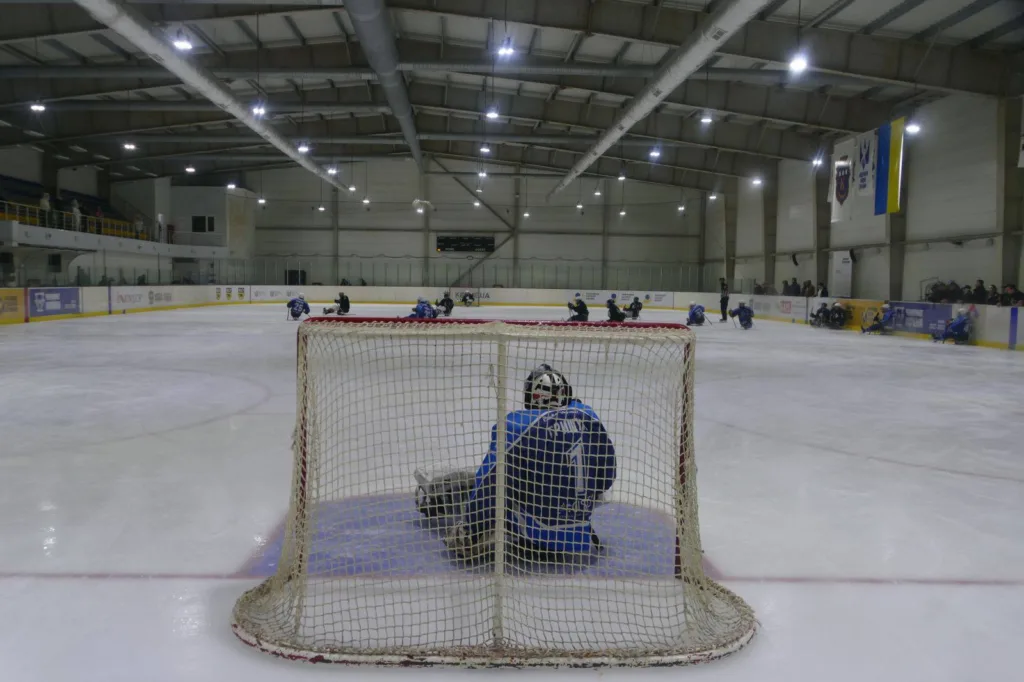 Матч слідж-хокею в льодовій арені