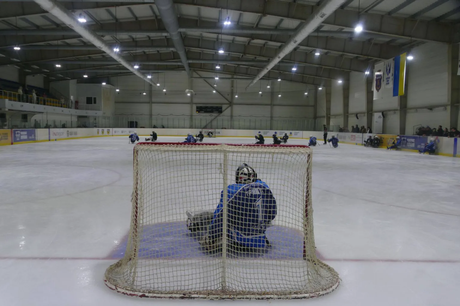 Матч слідж-хокею в льодовій арені