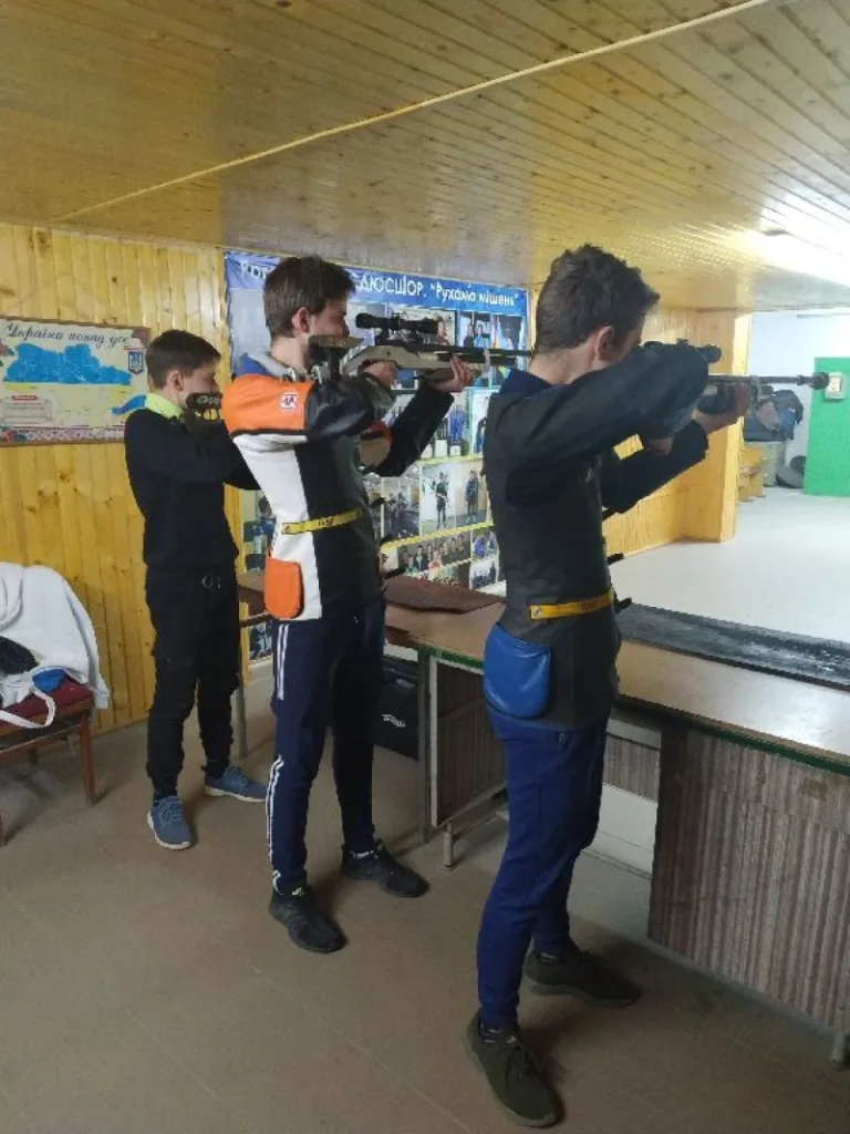 Юні спортсмени тренуються у стрільбі з пневматичної гвинтівки