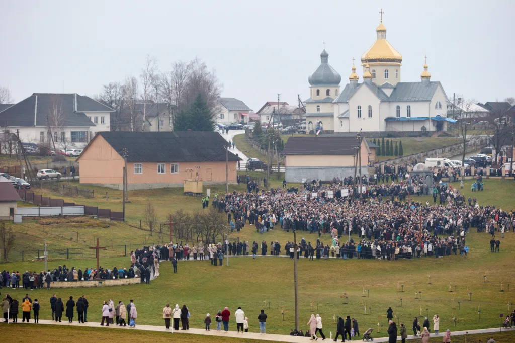 Велике скупчення людей біля церкви у селі