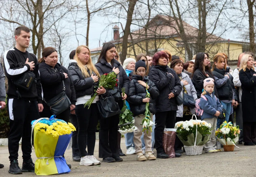 Люди з квітами вшанували пам'ять загиблих героїв