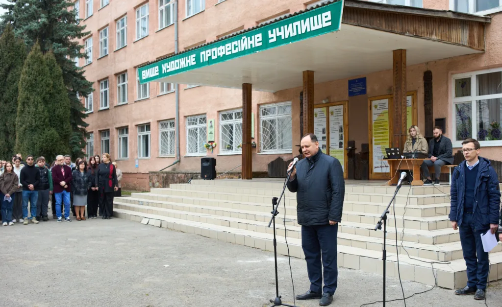 Виступ перед будівлею художнього професійного училища